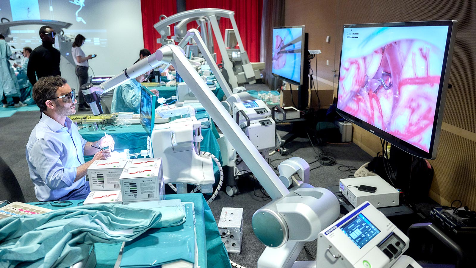 Foto eines Neurochirurgen vor dem 4D-Aneurysma-Simulator